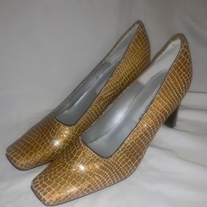 Yellow/gold Bellini high heels 
Size: 9